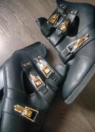 Черные ботинки на каблуке с оригинальными застёжками