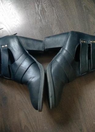 Черные ботинки на каблуке с оригинальными застёжками