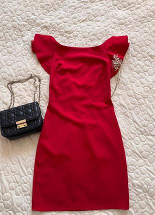 Красное платье