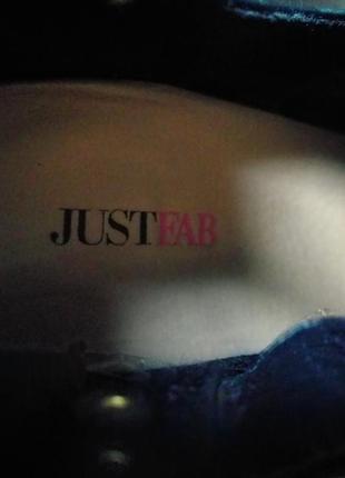 Черные ботинки на каблуке с оригинальными застёжками