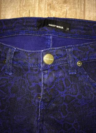 Фирменные зауженные джинсы с интересным принтом5 фото