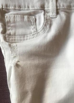 Актуальные белые штаны , скинни с рваностями denim&co4 фото