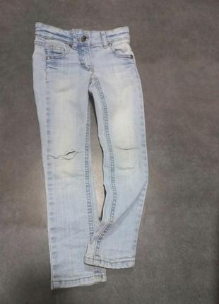 Светлые джинсы с порванным коленцем