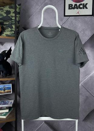 Спортивна футболка stripe adidas freelift