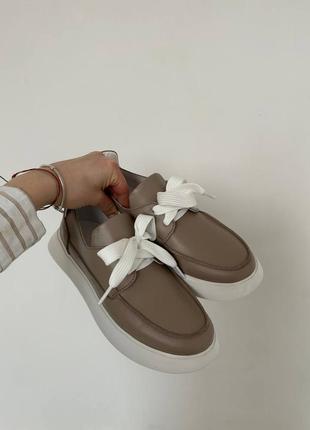 Натуральные кожаные мокасины цвета мокко на шнуровке на белой подошве10 фото