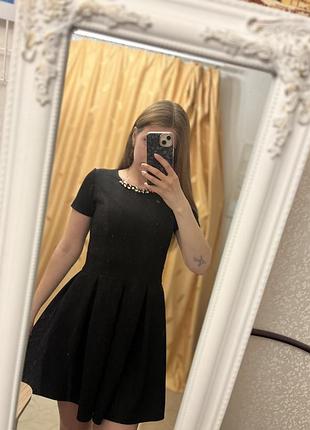 Черное платье с декорированным ожерельем