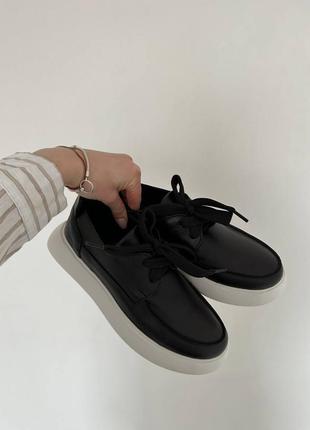 Натуральные кожаные черные мокасины на шнуровке на белой подошве10 фото