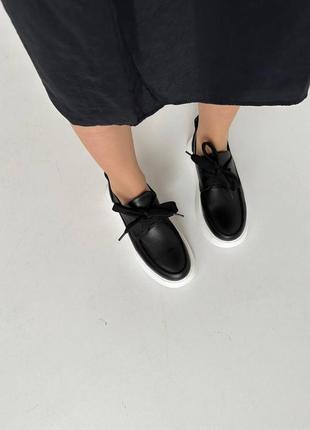 Натуральные кожаные черные мокасины на шнуровке на белой подошве3 фото