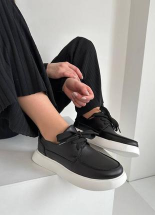 Натуральные кожаные черные мокасины на шнуровке на белой подошве9 фото