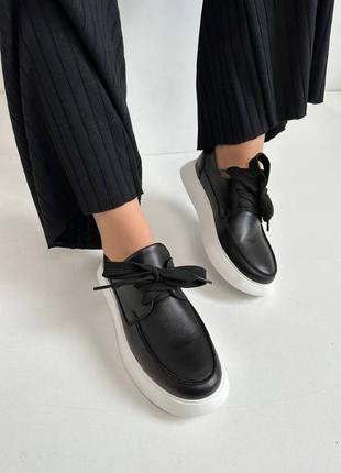 Натуральные кожаные черные мокасины на шнуровке на белой подошве6 фото