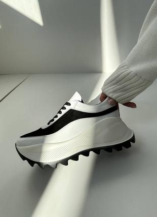 Натуральні шкіряні та замшеві білі кросівки з чорними вставками на високій підошві8 фото