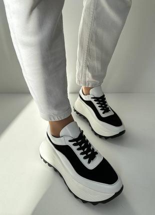 Натуральні шкіряні та замшеві білі кросівки з чорними вставками на високій підошві6 фото