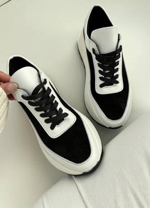 Натуральні шкіряні та замшеві білі кросівки з чорними вставками на високій підошві10 фото