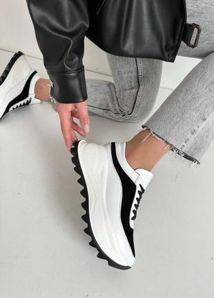 Натуральні шкіряні та замшеві білі кросівки з чорними вставками на високій підошві4 фото