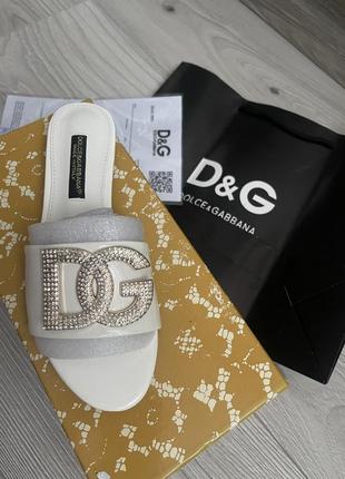 Шльопанці в стилі d&g