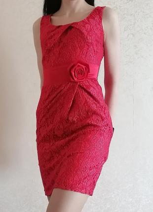 Женское красное короткое платье из кружева