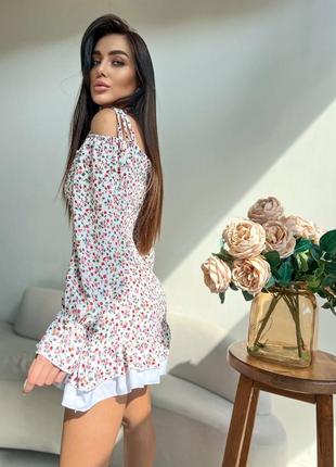 Платье в цветочный принт с рюшами и открытыми плечами8 фото