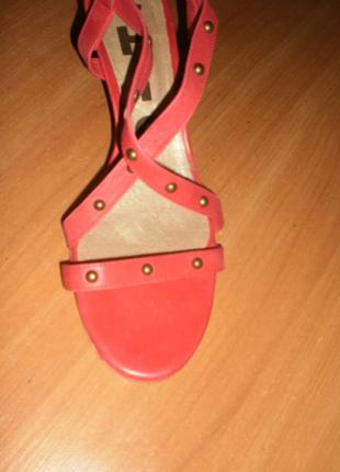 Стильные модные яркие красные босоножки красное сандалии снего снего 41/42 натуральная кожа испания!!3 фото