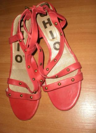Стильні модні яскраві червоні босоніжки красние сандалі сніо 41/42 натуральна шкіра іспанія!!!1 фото