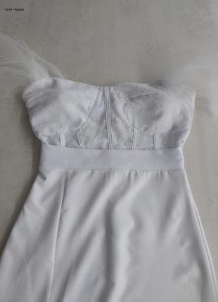 Вишукана біла сукня з розрізом з імітацією корсету3 фото