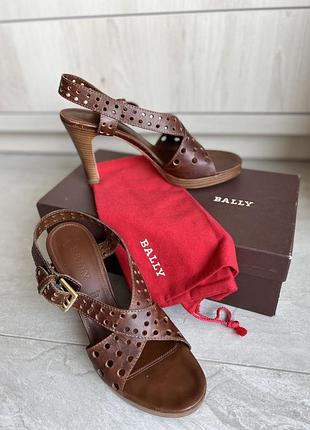 Сандалі шкіряні bally вінтажні розмір 39
