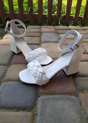 Белые женские кожаные босоножки с закрытой пяткой на невысоком каблуке1 фото