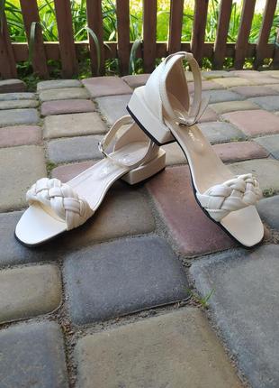 Бежевые женские кожаные босоножки с закрытой пяткой на невысоком каблучке