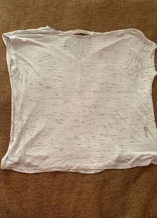 Летняя футболка без рукавов с небольшим вырезом на спине
