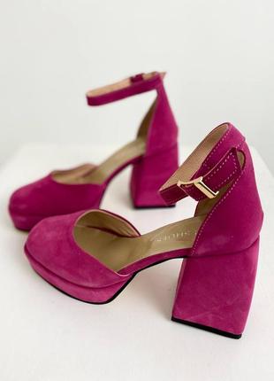 Натуральные замшевые туфли цвета фуксии на каблуке1 фото