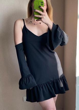 Новое черное платье boohoo с воланами снизу и на рукавах6 фото