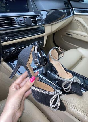 Туфлі с бантом з стразами на невисокому каблуку