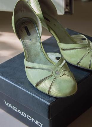 Зелені шкіряні туфлі на підборах vagabond
