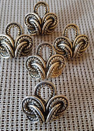 Пуговицы в золотом тоне.