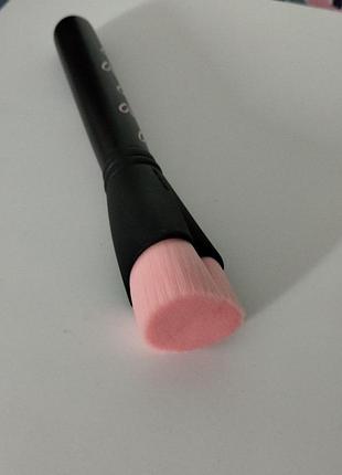 Кисть для тональной основы в форме сердца