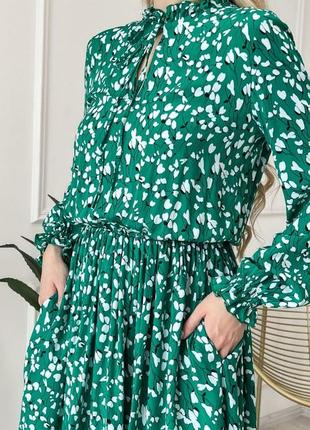 Зеленое платье с принтом и вырезом у горловины4 фото