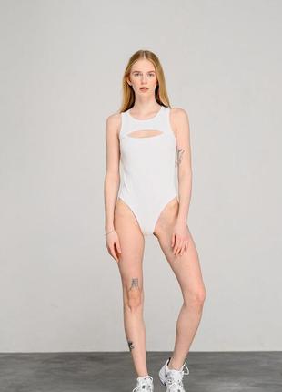 Боди женское стильное с фигурным вырезом белое modna kazka mkaz6461-2