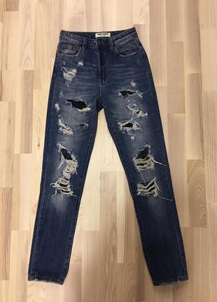 «рваные» завышенные джинсы с кружевом, подчеркнули свою индивидуальность1 фото