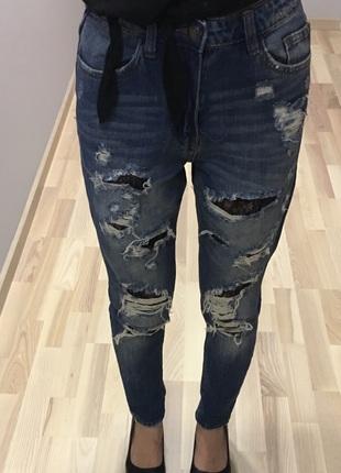 «рваные» завышенные джинсы с кружевом, подчеркнули свою индивидуальность2 фото
