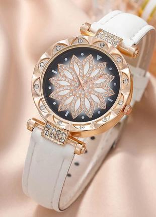 Женские модные кварцевые наручные часы белые с изящным рисунком золотистые2 фото