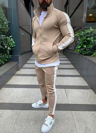 Крутой сусовременный спортивный костюм.