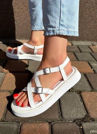 Белые босоножки с ремешками