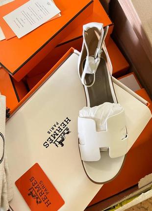 Шкіряні білі сандалі босоніжки в стилі hermes