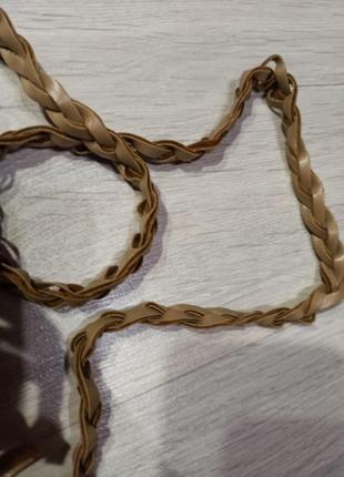 Узкий светло-коричневый плетеный пояс