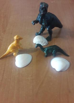Фигурки динозавров.