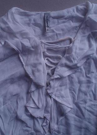 Белая блузка с воланами и переплетом6 фото