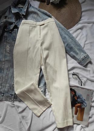Ніжні білі штани укорочені та звужені до низу з карманами брюки білі по фігурі