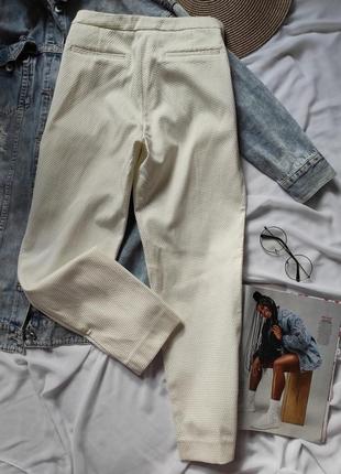 Ніжні білі штани укорочені та звужені до низу з карманами брюки білі по фігурі4 фото