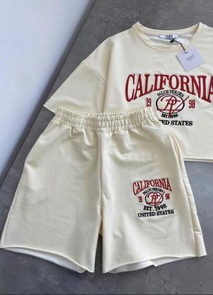 Костюм с шортами и футболкой украшен вышивкой california5 фото