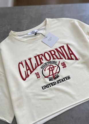 Костюм с шортами и футболкой украшен вышивкой california6 фото