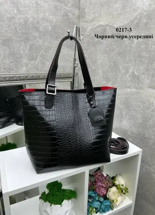 Чорна з червоним усередині — з логотипом — стильна велика сумка, екошкіра з тисненням під крокодила